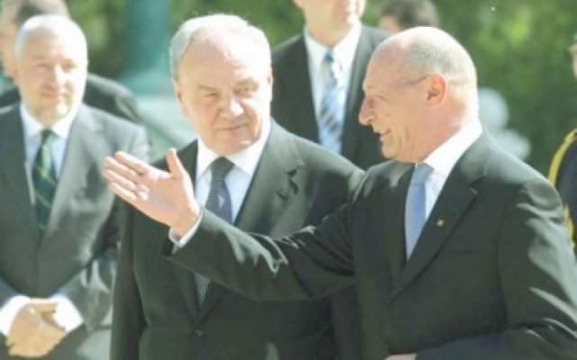 Băsescu: Chişinăul are obligaţia să lupte diplomatic pentru fiecare palmă de pământ care-i aparţine